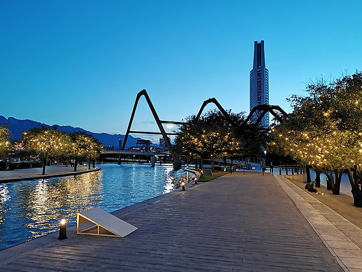 Vista nocturna del paseo Santa Lucía.